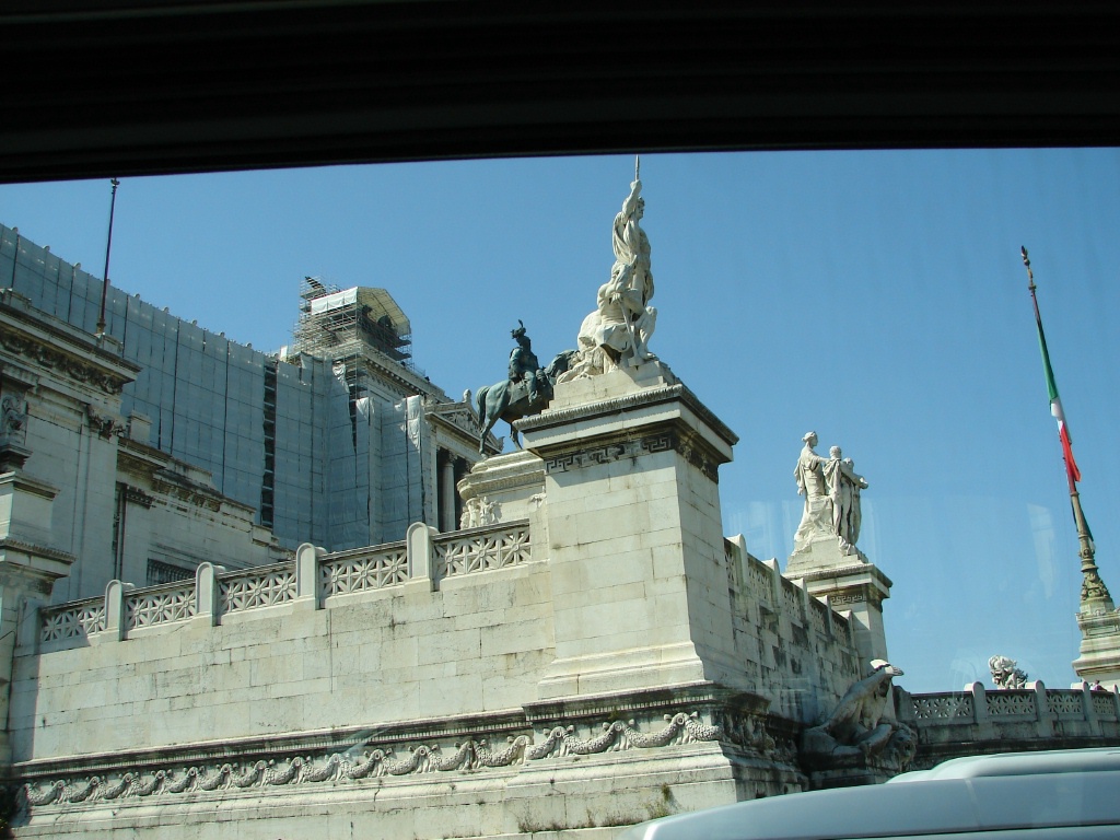 2008/03(March)/AroundTheWorld/Rome/2 wedding cake closer view.jpg